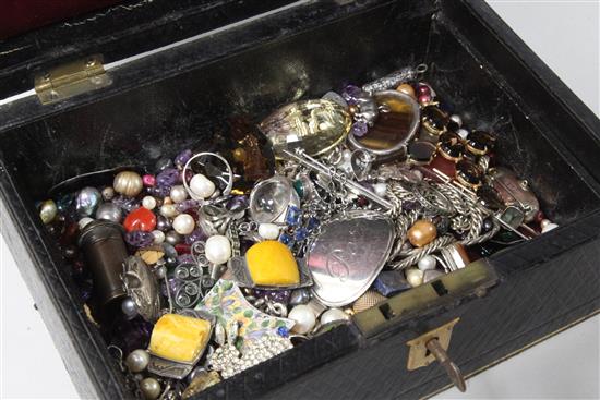 A quantity of mixed silver, gold and costume jewellery.